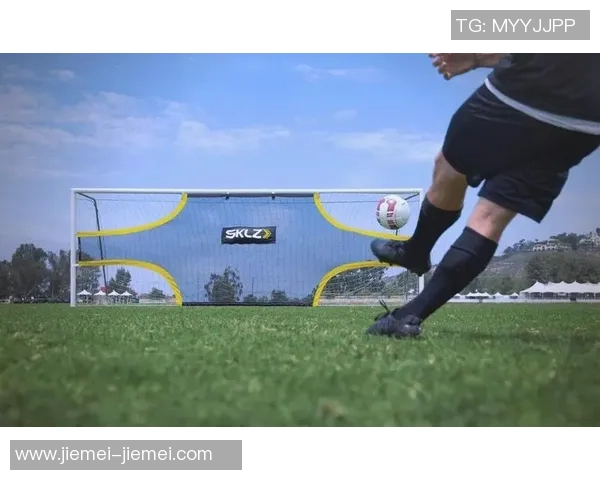 足球巨星射门后潇洒走路瞬间展现自信风采与独特魅力